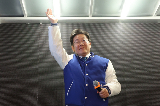 이재명 더불어민주당 대표가 3일 부산 서면에서 선거 유세를 하고 있다.<연합뉴스>